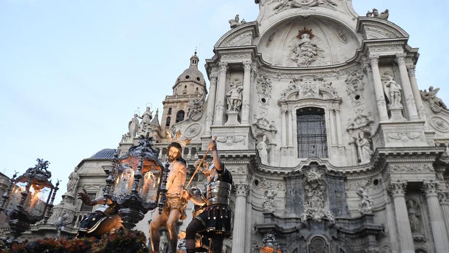 Un sacro cortejo de belleza y devoción ilumina Murcia con la Magna Procesión