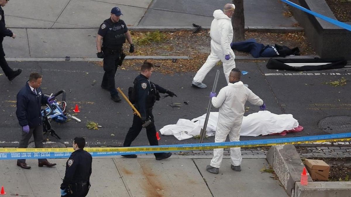 Una víctima mortal del atropello de Manhattan cubierta con una sábana.