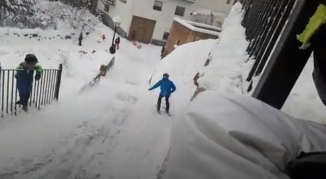 Esquí, y alguna que otra caídas, en las calles de un pueblo de Castelló