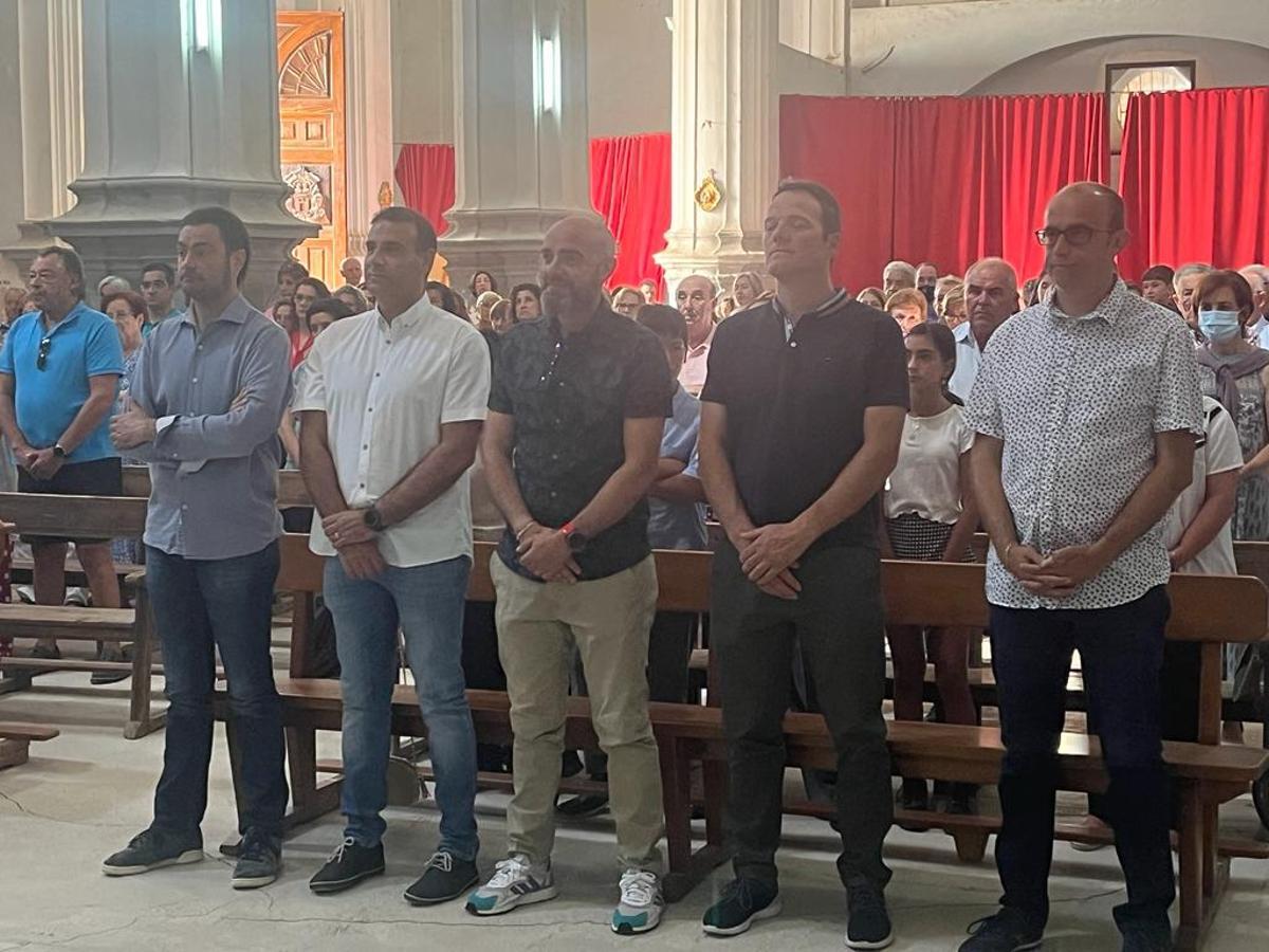 Ignacio Martínez, junto a los miembros de su corporación.