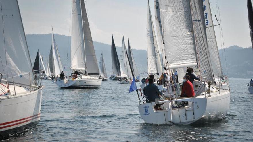 Cerca de medio centenar de barcos tomaron la salida desde el puerto de Beluso. |  // DESMARQUE