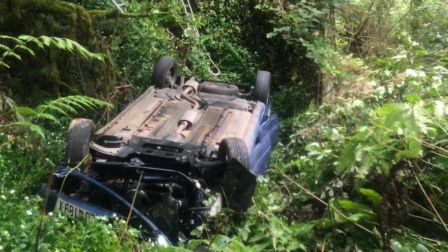 Herido grave un conductor tras sufrir un accidente y caer más de cinco metros de desnivel en Valdés