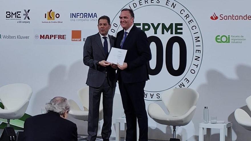Gerardo Cuerva, presidente de Cepyme, y Félix Gil, CEO de Integra Tecnología, una de las empresas aragonesas reconocidas este lunes en Madrid con el sello Cepyme500.