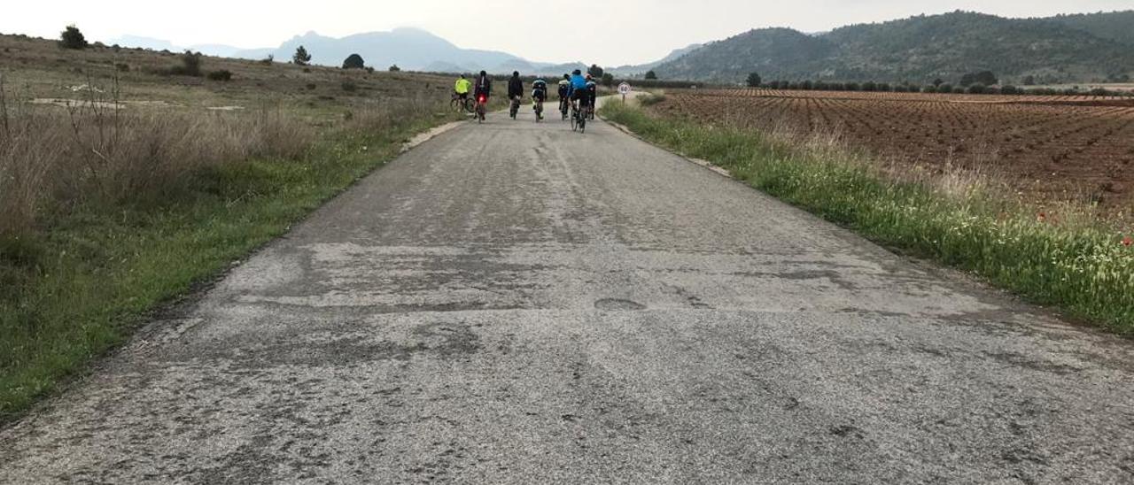 El camino que une Villena y Salinas.