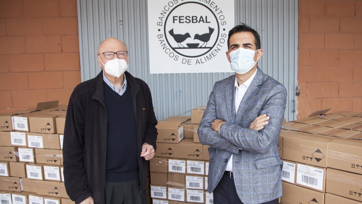 Juan Vicente Peral, director del Banco de Alimentos de Alicante, junto a Luis Consuegra, de Mercadona