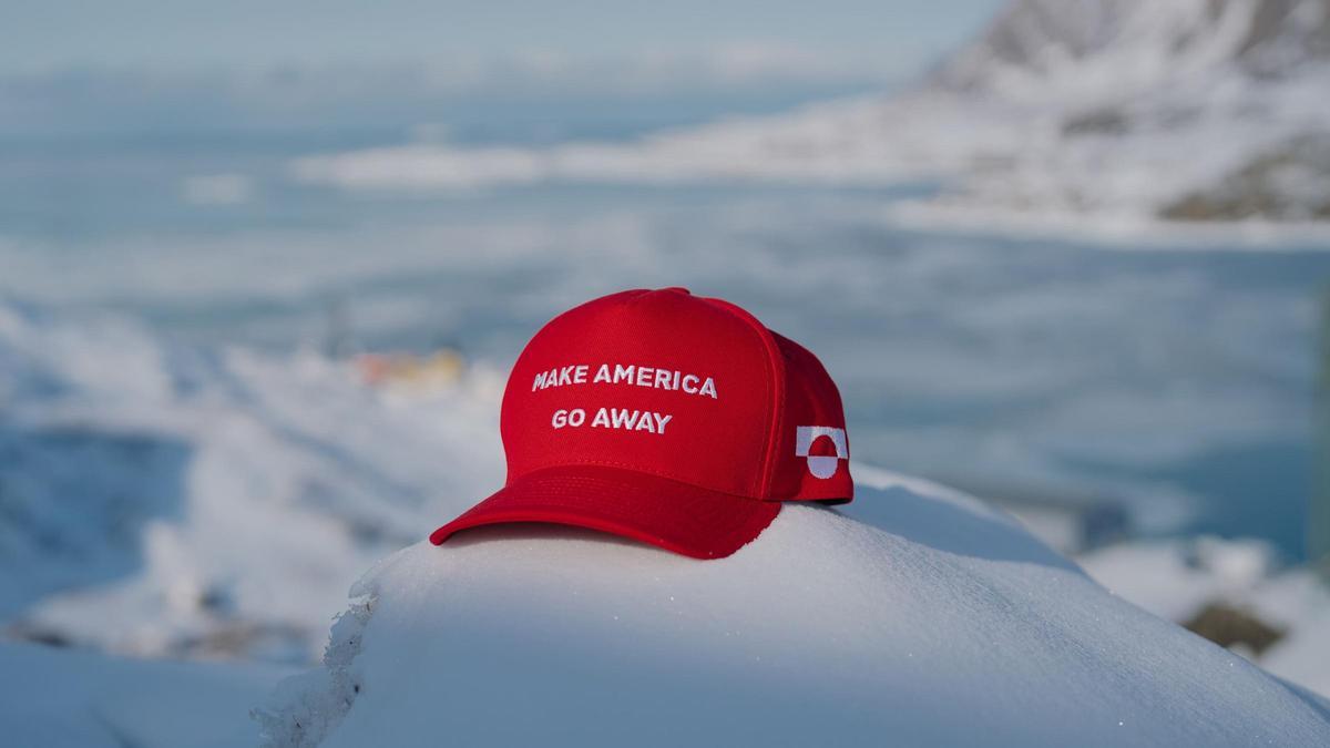 Una de les famoses gorres de la campanya de Trump, ahir a Groenlàndia.