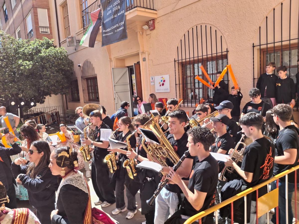 Un respiro antes de la emoción de los premios y una plaza a tope: imágenes de las Fallas de Dénia Un respiro antes de la emoción de los premios y una plaza a tope: imágenes de las Fallas de Dénia