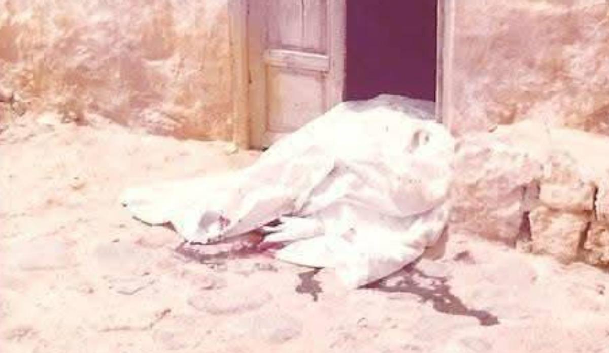El cadaver de Pablo Espinel tapado con una sábana tras ser asesinado en la puerta de su casa.