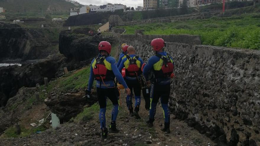 Los bomberos del Consorcio durante la búsqueda realizada esta mañana en la costa de Tinoca.
