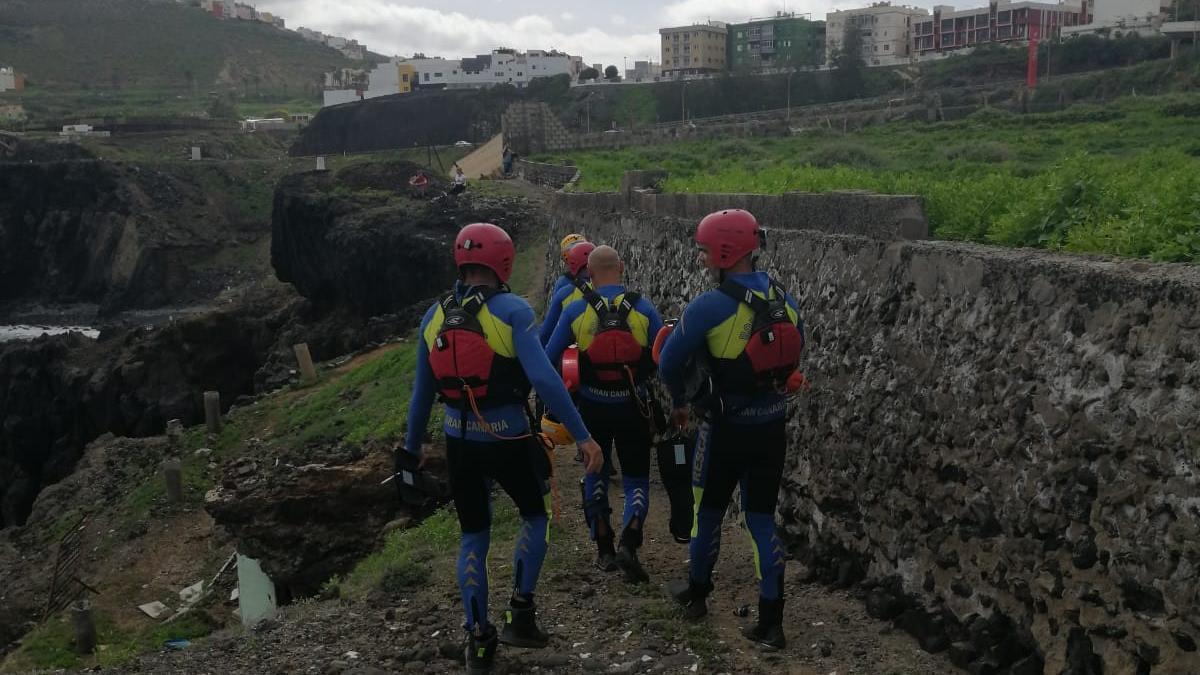 Los bomberos del Consorcio de Gran Canaria durante la búsqueda de una persona desaparecida en la costa de Tinoca en una imagen de archivo.