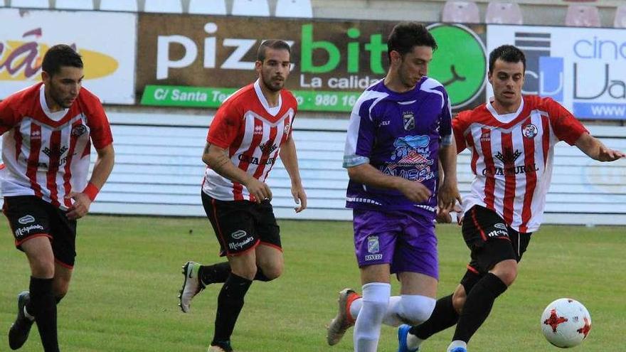 Cesar Simón, junto a Iñaki Eguileor y Javi Rodríguez, goleadores del primer partido.