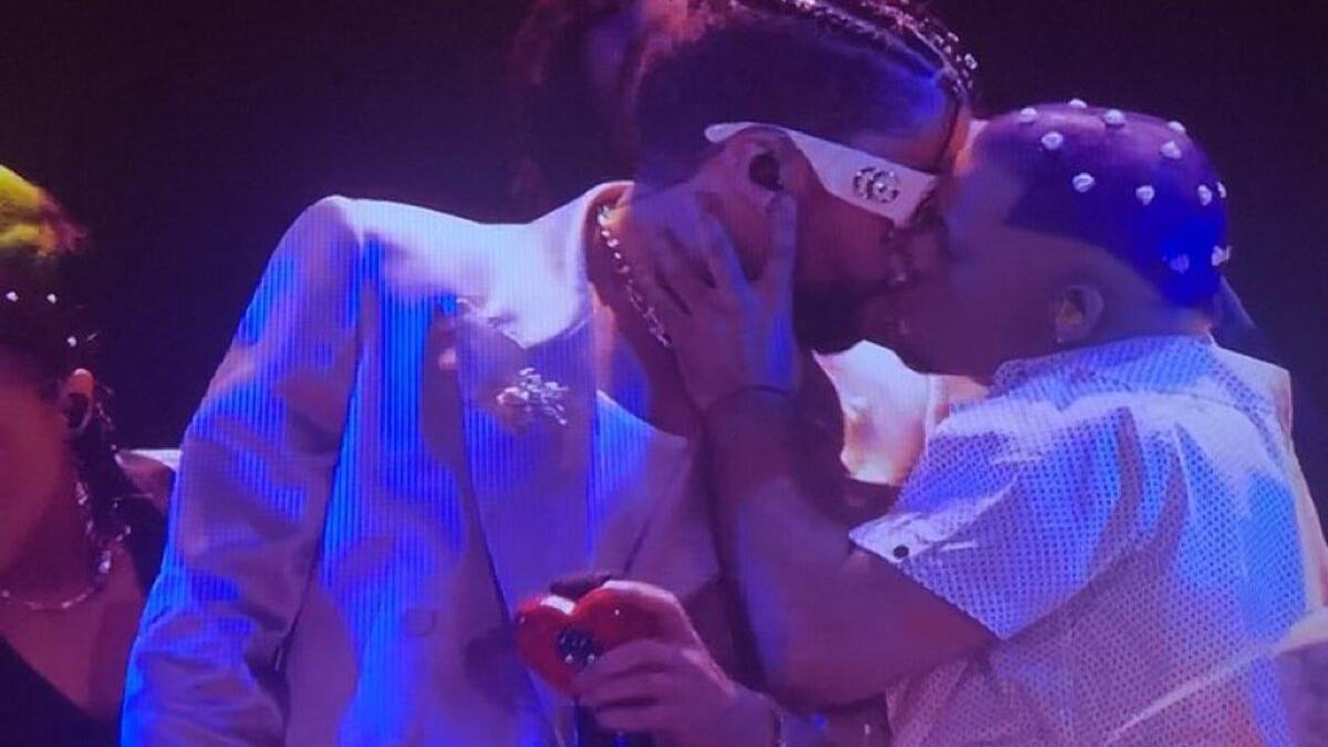 Bad Bunny se hace viral por este beso a uno de sus bailarines en los VMAs