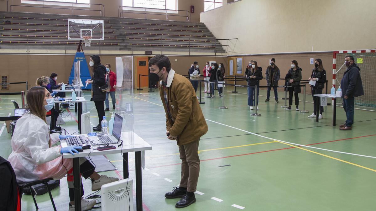 Estudiantes haciendo cola para recibir la vacuna.