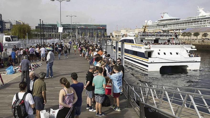 Cola de pasajeros que esperan por uno de los barcos que conectan Vigo con las Cíes. // Cristina Graña