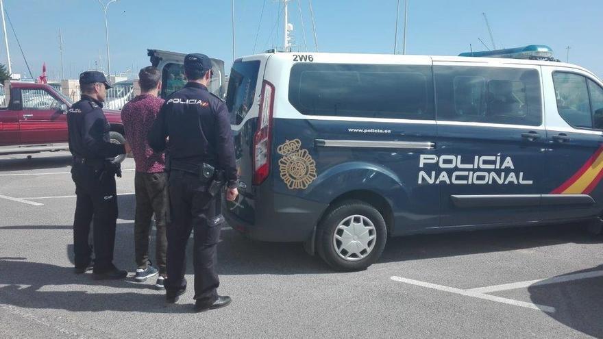 Detenido en Dénia un joven que asaltaba tiendas de telefonía rompiendo el escaparate con un bloque de hormigón