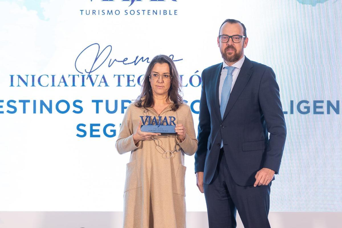 Nuria Muñoz Pozo, gerente de Comunicación y Medios de Segittur, junto a Alberto Ortiz de Saracho, director gerente de la Empresa Pública para la Gestión del Turismo y del Deporte de Andalucía.