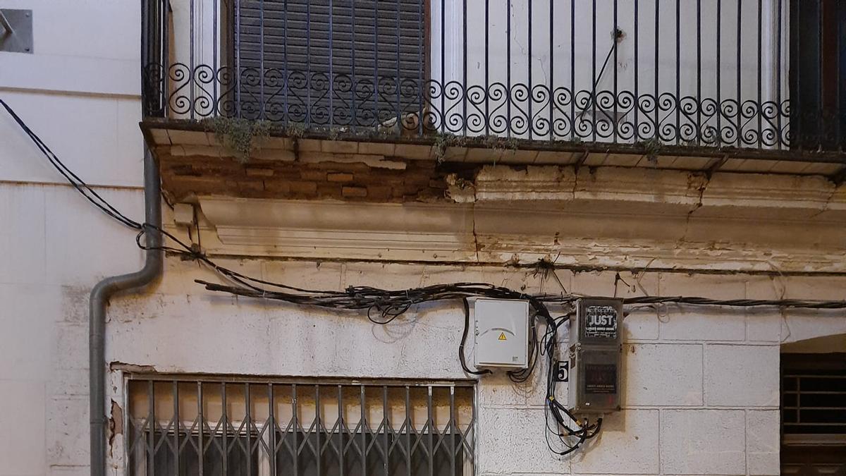 Desprendimientos en un balcón de al calle Maians de Ontinyent tras la procesión.