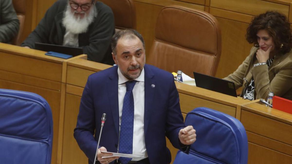 El conselleiro de Sanidade, Julio García Comesaña, en su intervención en el Parlamento, ayer. |   // XOÁN ÁLVAREZ