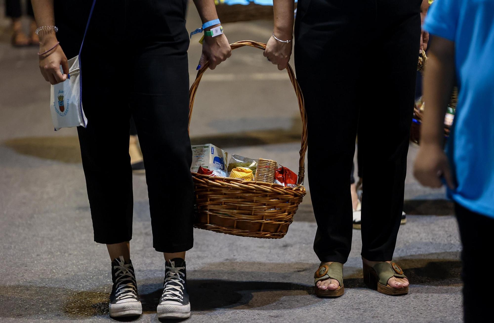 Ofrenda de flores y alimentos en honor al Cristo de la Paz por las fiestas de Sant Joan