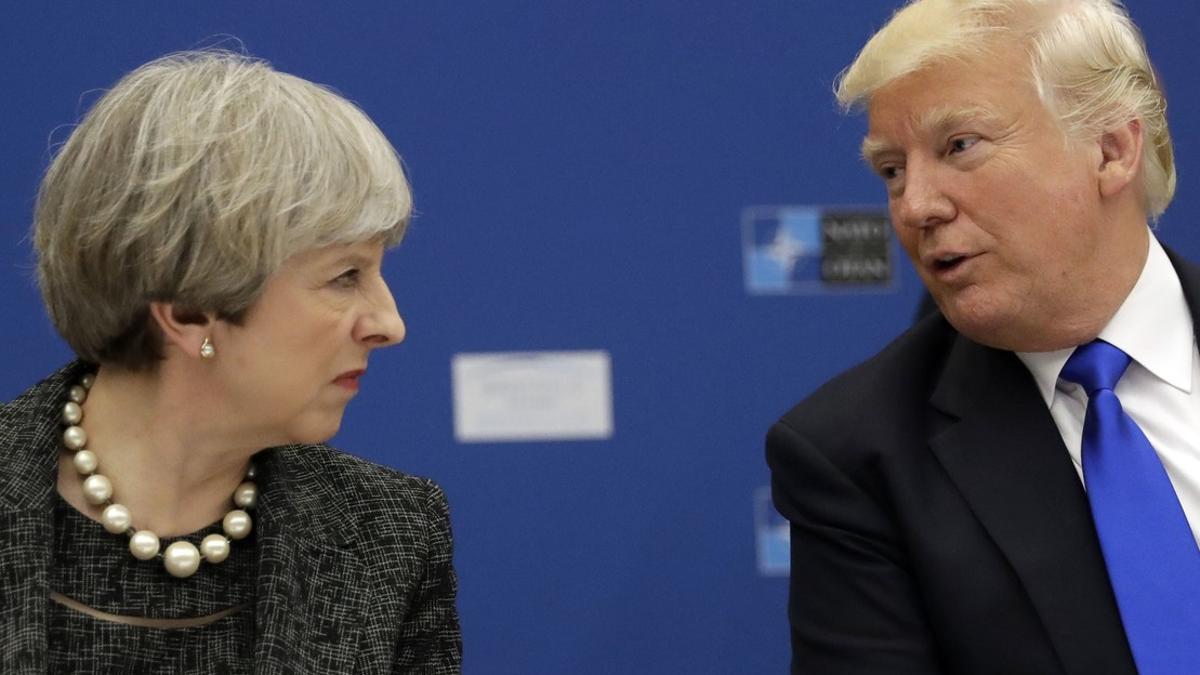 La primera ministra británica, Theresa May, y el presidente de los Estados Unido, Donald Trump durante una reunión de la OTAN en Bruselas.