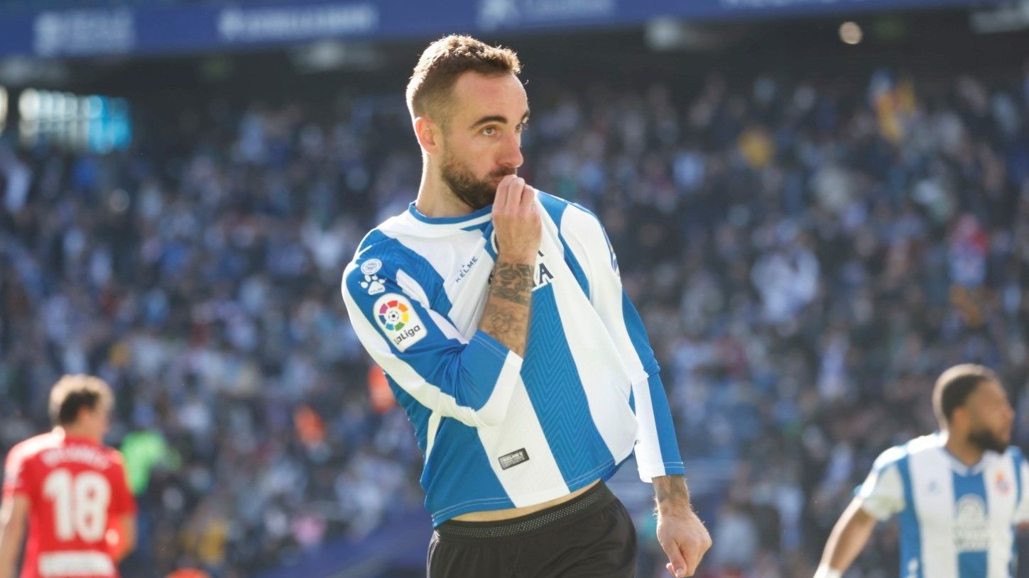 Sergi Darder celebrando un gol besando el escudo del Espanyol