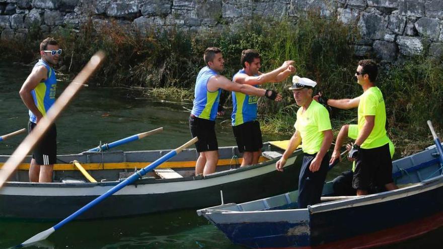 Participantes en la regata de chalanos en las fiestas de San Matín celebradas el año pasado.