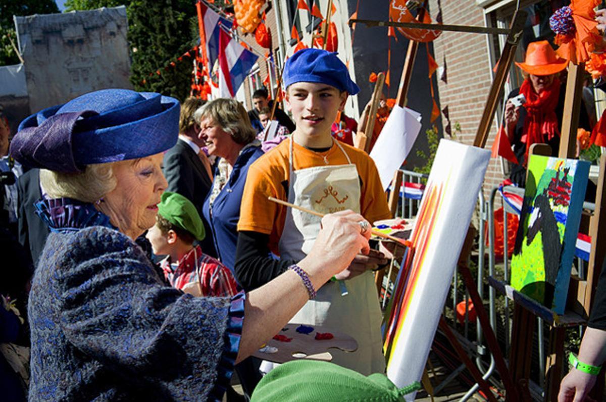 La reina Beatriu d’Holanda pinta un quadro a Rhenen, durant les celebracions del Dia de la Reina, la festa nacional dels Països Baixos.