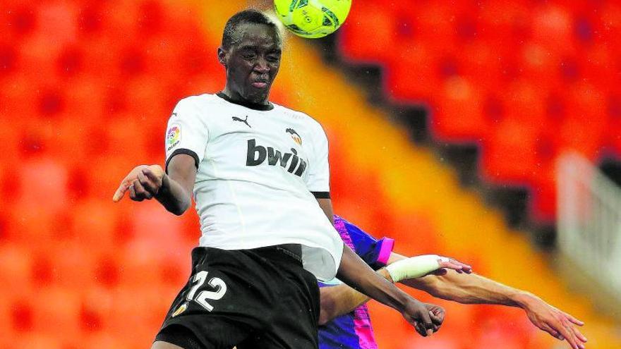 Mouctar Diakhaby despeja de cabeza en un partido en Mestalla. | F.CALABUIG