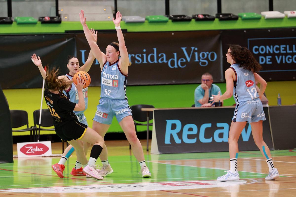 Un momento del partido de ayer en Navia.