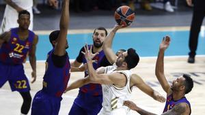 GRAF9173. MADRID, 14/11/2019.- El base argentino del Real Madrid Facundo Campazzo (2d) tira a canasta ante varios jugadores del Barcelona, este jueves durante el partido de octava jornada de la Euroliga que se disputa en el Wizink Center de Madrid.EFE/ Javier López Hernández