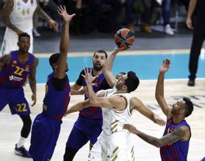 GRAF9173. MADRID, 14/11/2019.- El base argentino del Real Madrid Facundo Campazzo (2d) tira a canasta ante varios jugadores del Barcelona, este jueves durante el partido de octava jornada de la Euroliga que se disputa en el Wizink Center de Madrid.EFE/ Javier López Hernández