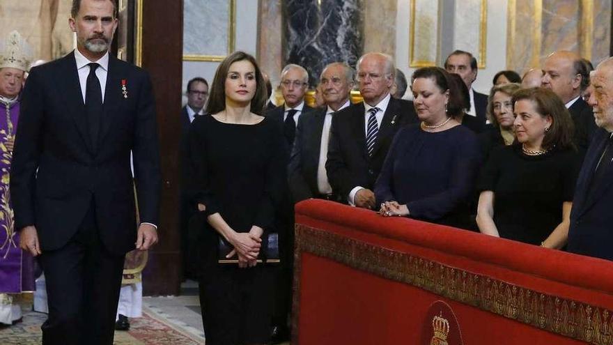 Los reyes pasan junto a García Faria en el funeral de doña Alicia de Borbón.