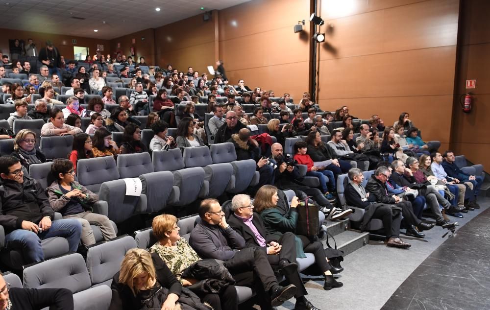 El exseleccionador nacional de fútbol ofrece una charla de gestión de grupos en el centro cívico de Arteixo.