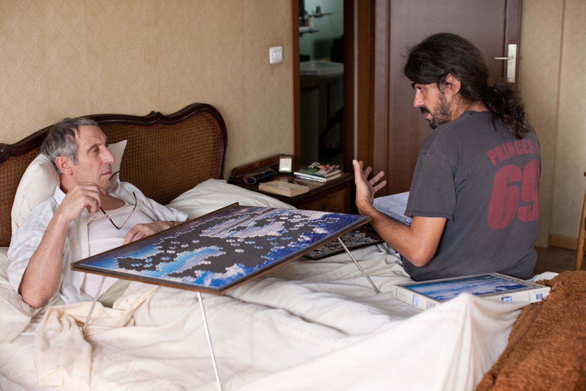FOTOGRAMA DE LA PELICULA "AMADOR", DONDE EL ACTOR CELSO BUGALLO TIENE UN PAPEL PROTAGONISTA. EN LA FOTO, CON EL DIRECTOR DEL FILM, FERNANDO LEON. CINE ESPAÑOL. PELICULAS. FOTOGRAMAS. SECUENCIAS.