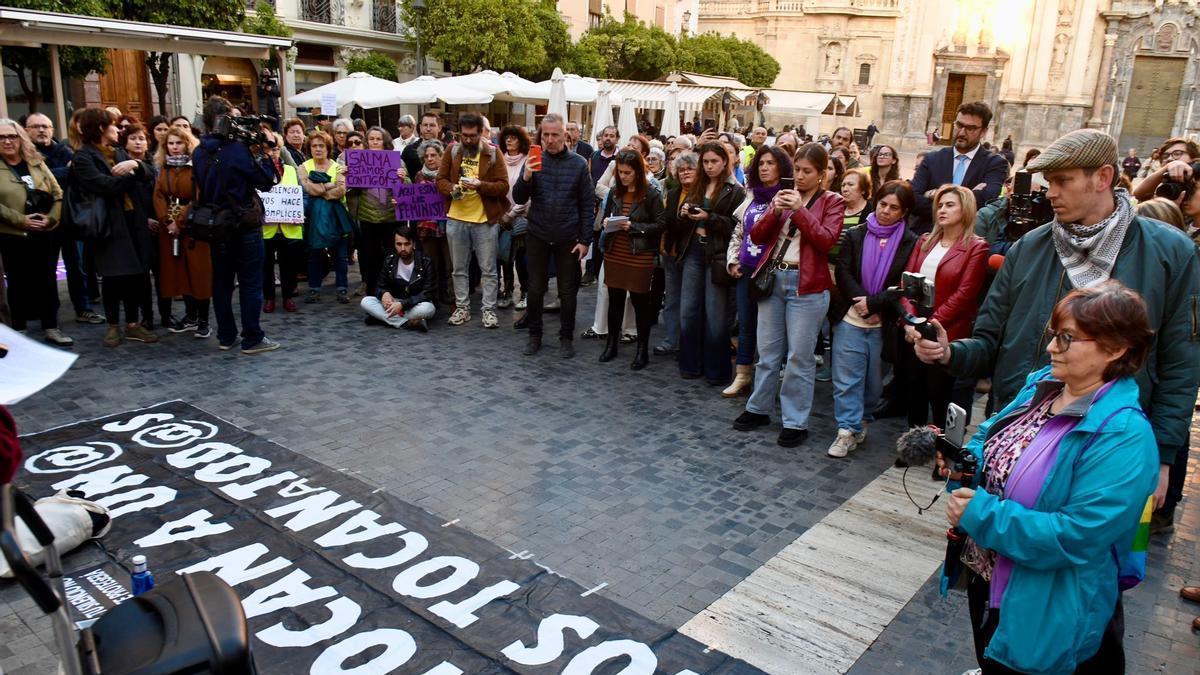 Decenas de personas se concentran ante la Catedral de Murcia para mostrar su apoyo a Salma.