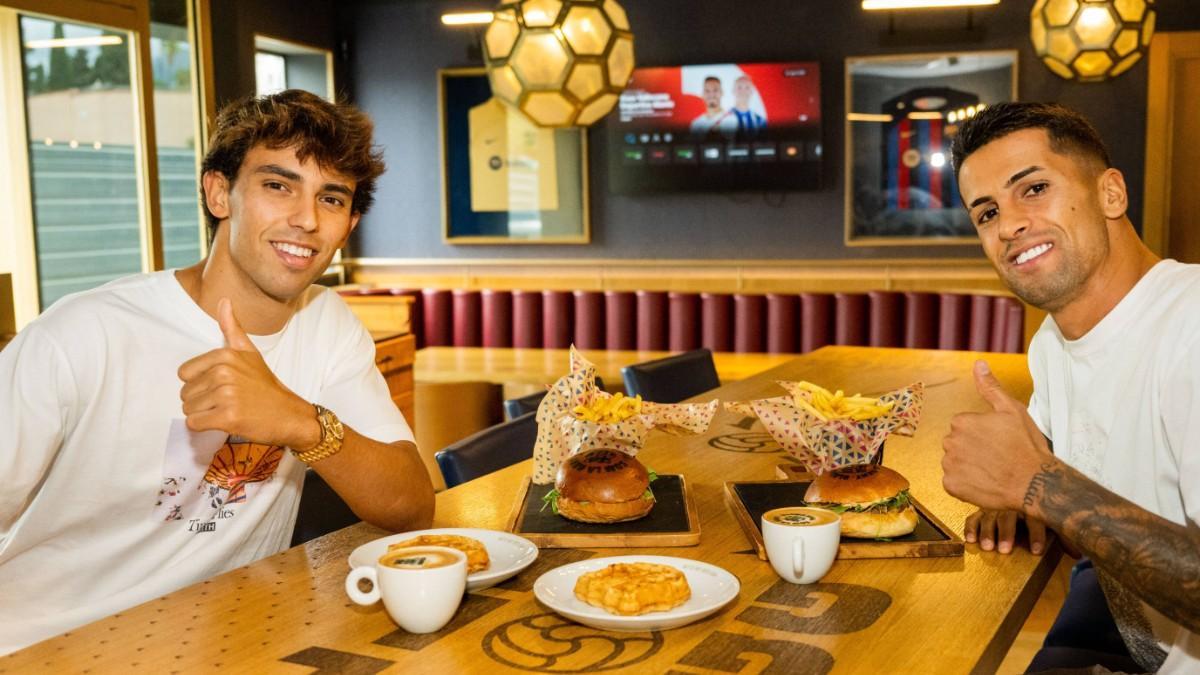 Cancelo llegó al Barça con Joao Félix