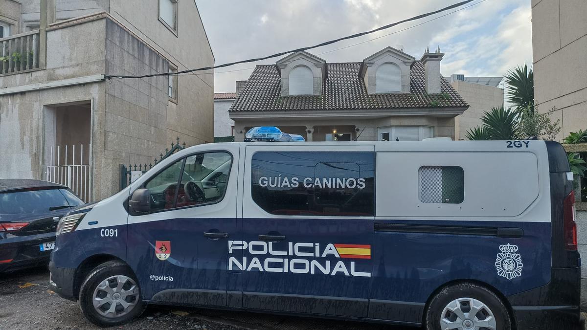 Unidades caninas en una vivienda en A Illa de Arousa.