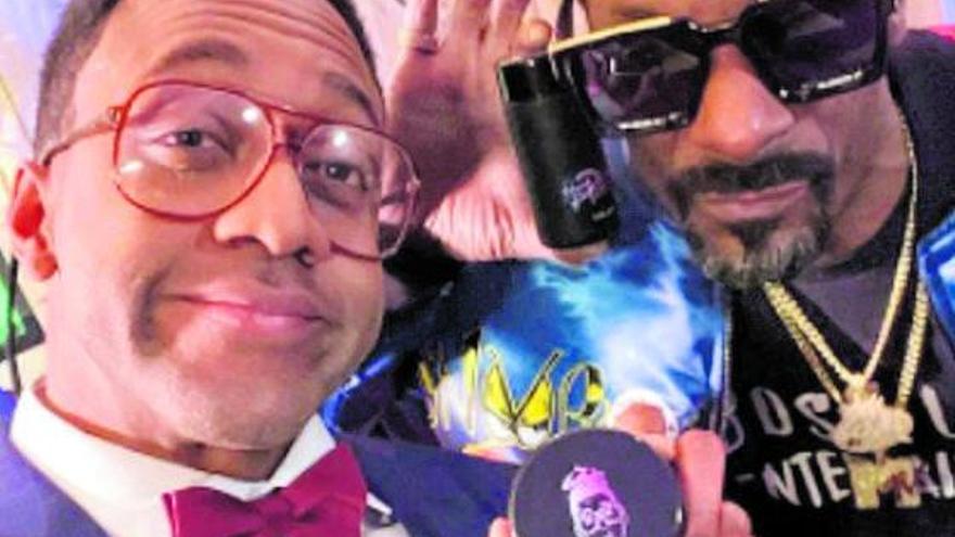 Jaleel White, en una promoción de su marca, en la piel de Steve Urkle y con el rapero Snoop Dogg.