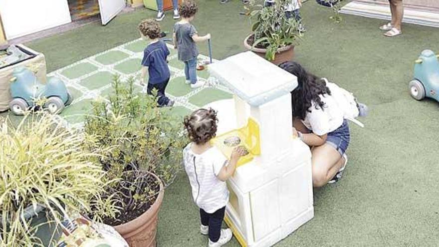 Alumnos de Monte Alto juegan en el jardín.