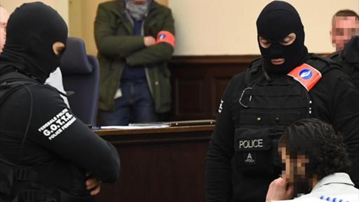 Custodiado 8Salah Abdeslam, ayer, durante su juicio, en Bruselas.