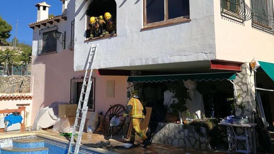 Los bomberos apagan un incendio en un chalé en Aigües