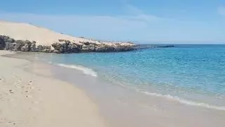 Grave un bañista tras ser rescatado en una playa de Fuerteventura junto a otras tres personas