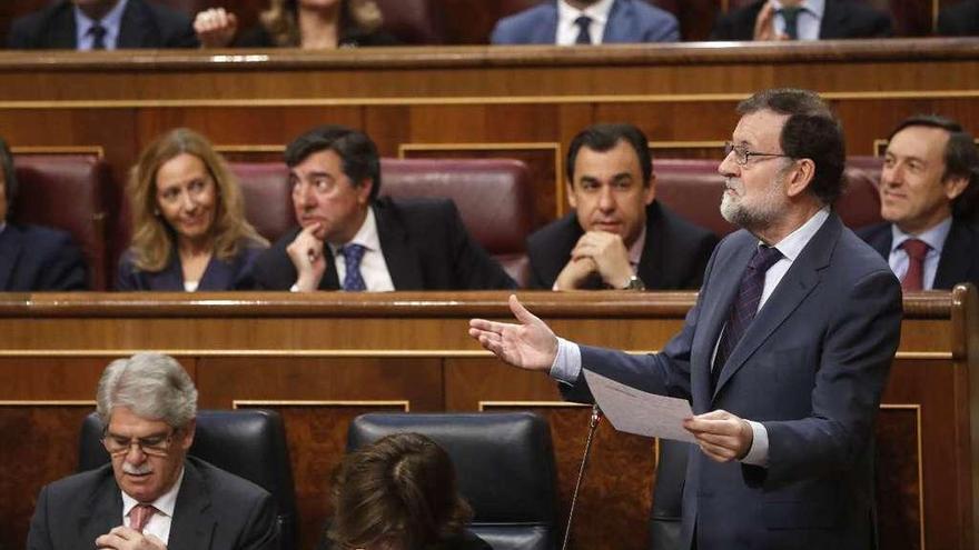 | Mariano Rajoy (en la foto) reiteró ayer su &quot;plena confianza&quot; en el ministro de Justicia, Rafael Catalá, y los fiscales José Manuel Maza y Manuel Moix, reprobados por el Congreso, y en los pasillos de la Cámara, antes de la sesión de control, también dijo tener &quot;absoluta&quot; confianza en la presidenta madrileña, Cristina Cifuentes. Rajoy, además, criticó al PSOE y a C&#039;s. Del primero dijo que espera que cambie de actitud &quot;cuando pase el ruido (las primarias)&quot; y al segundo le pidió que deje de &quot;dar la lata con el pasado&quot;.