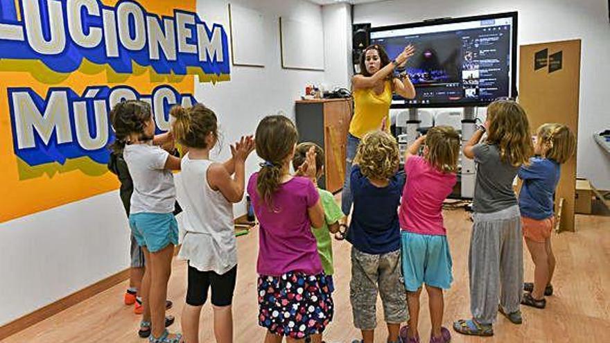 Una jornada de portes obertes a alumnes i pares per mostrar el projecte