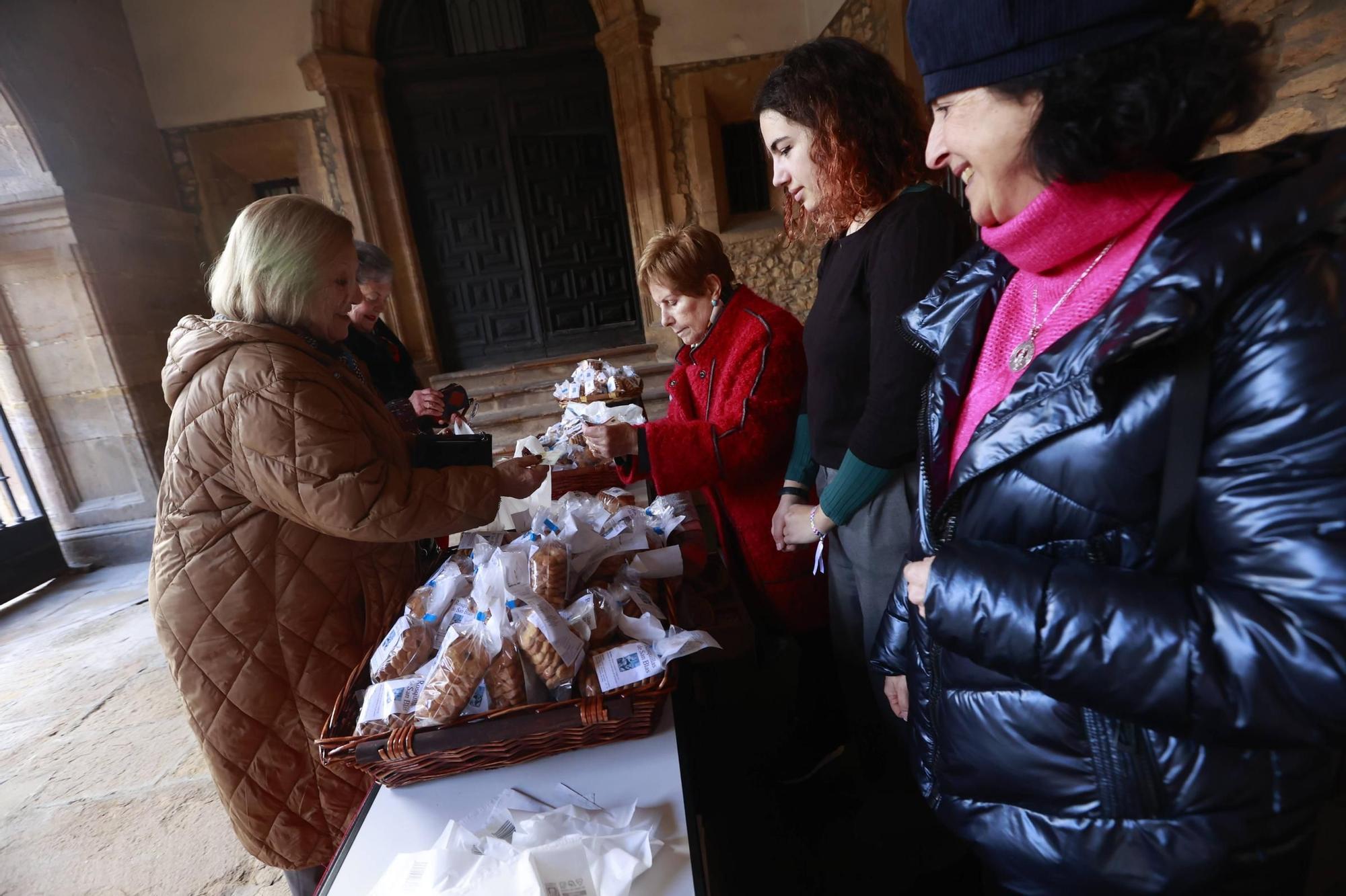 El monasterio de Las Pelayas celebra San Blas con cuatro misas y vendiendo sus tradicionales rosquillas.