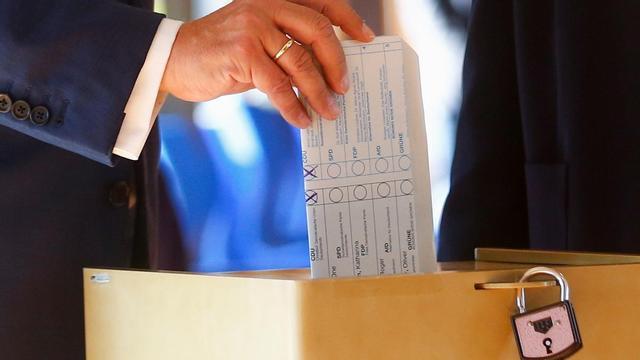 El delfín de Merkel, Laschet, deposita su voto al revés