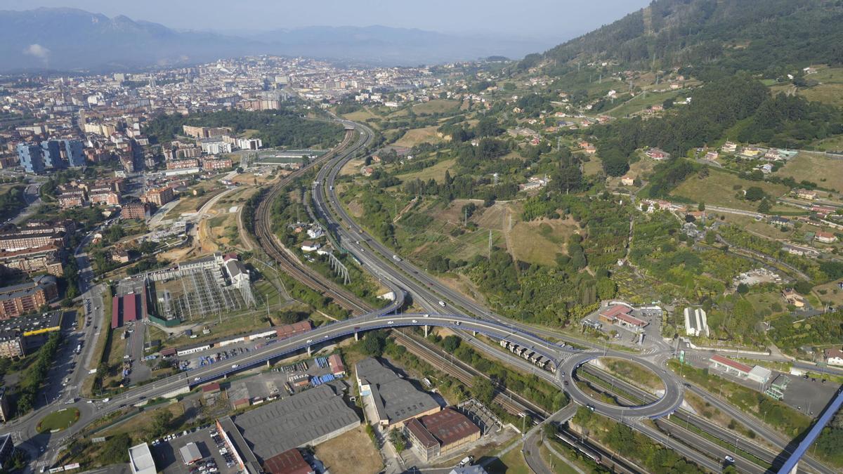 La autovía AS-II y el monte Naranco.