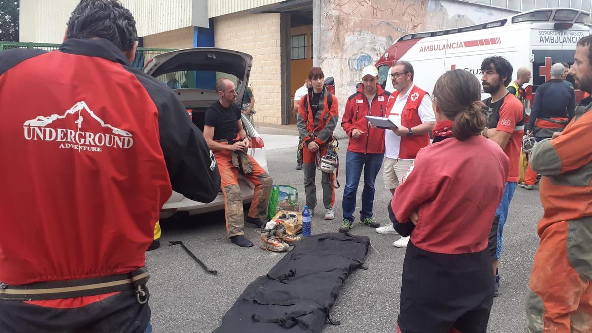 La Guardia Civil rescata el cuerpo del espeleólogo francés fallecido en el interior de una cueva en Cantabria.