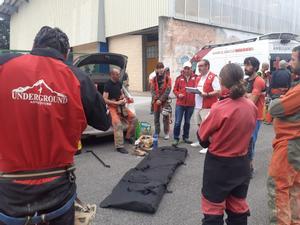 La Guardia Civil rescata el cuerpo del espeleólogo francés fallecido en el interior de una cueva en Cantabria