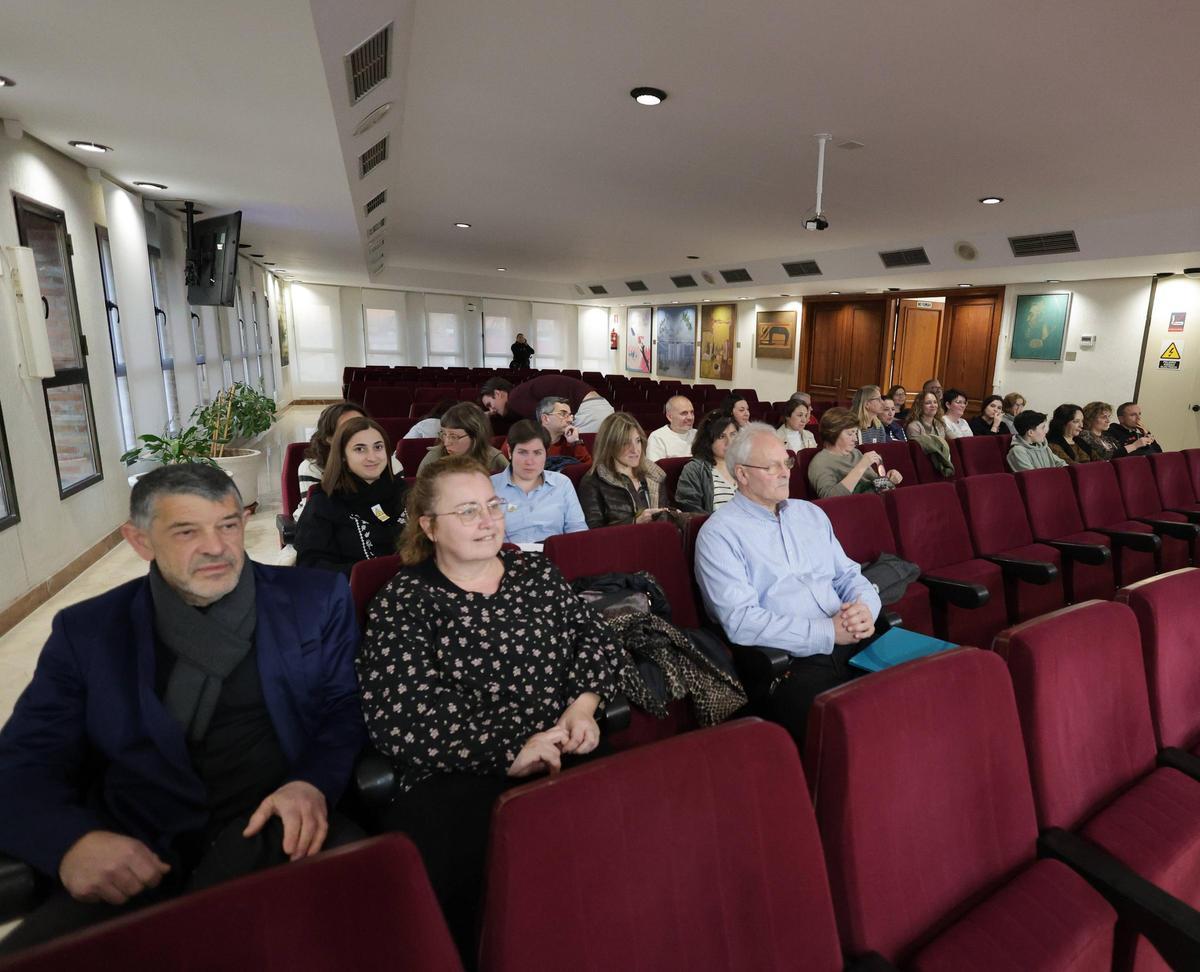 Familias y docentes del IES Rei en Jaume, anteayer en el pleno de Alzira.